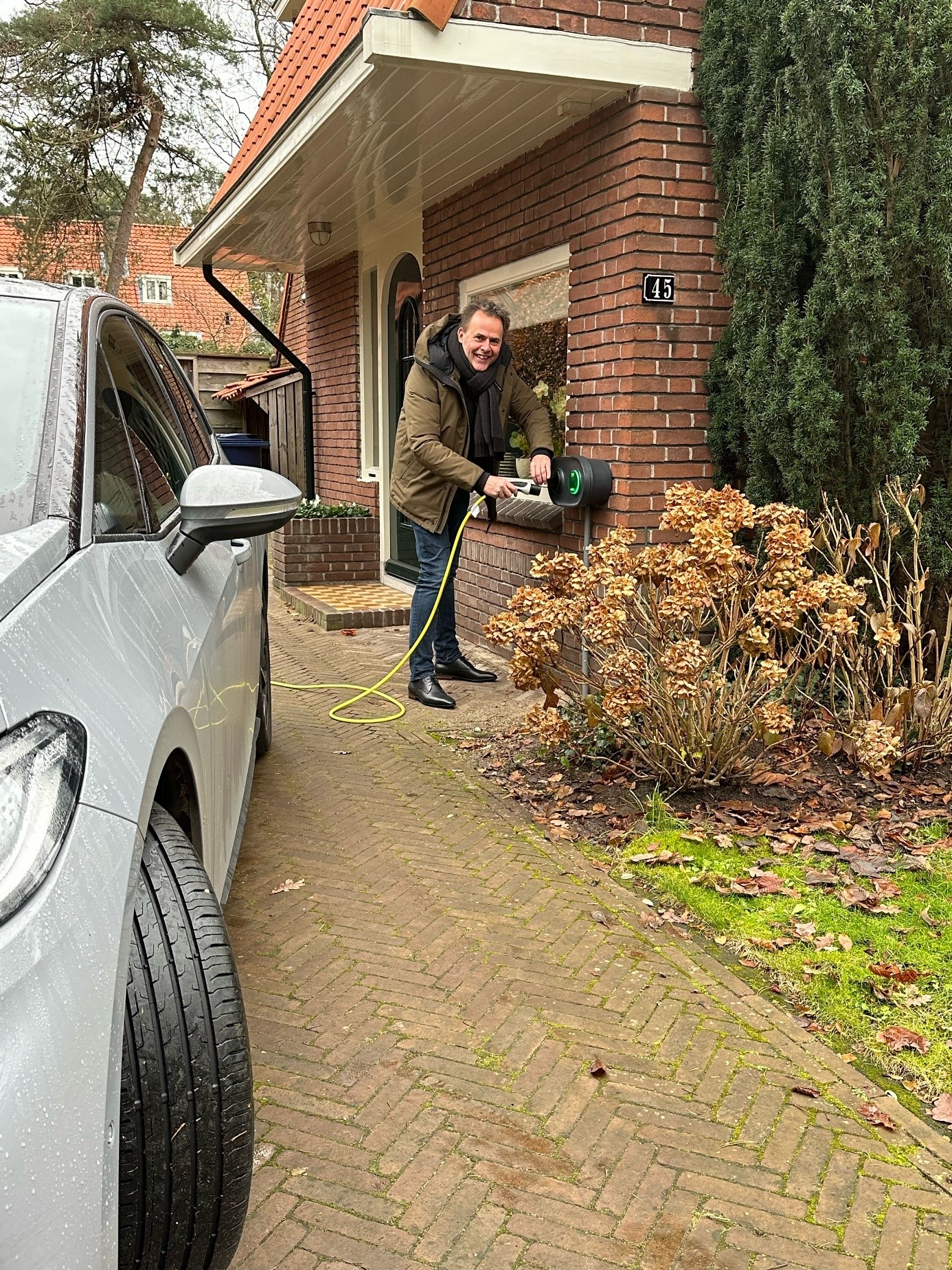 Jeroen Kruger bij de elektrische laadpaal